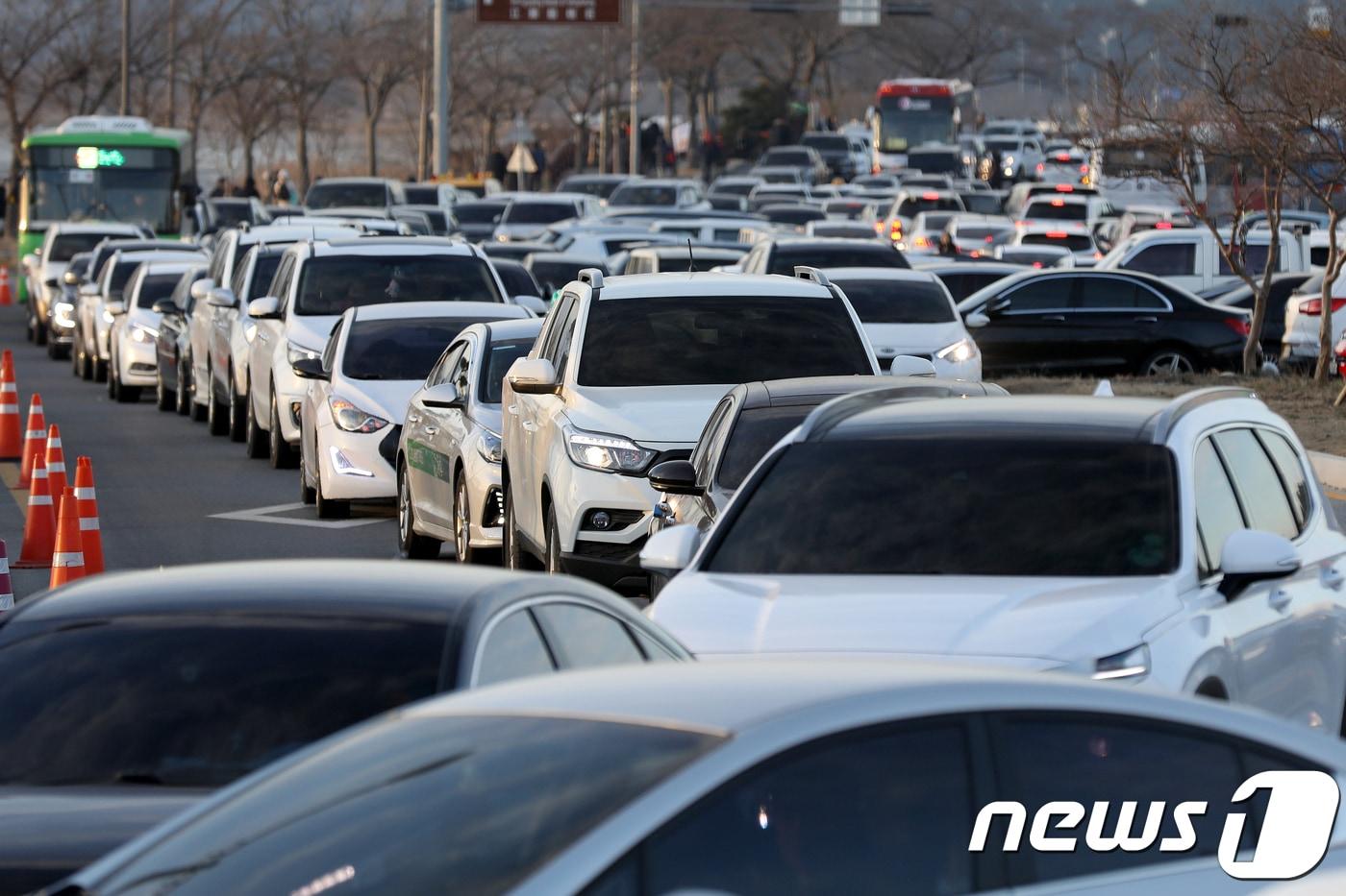 본문 이미지 - 2019년 1월1일 강원도 강릉시 경포해변 일원 도로가 전국에서 온 해맞이객들 차량으로 복잡한 흐름을 보이고 있다. 2019.1.1/뉴스1 ⓒ News1 서근영 기자