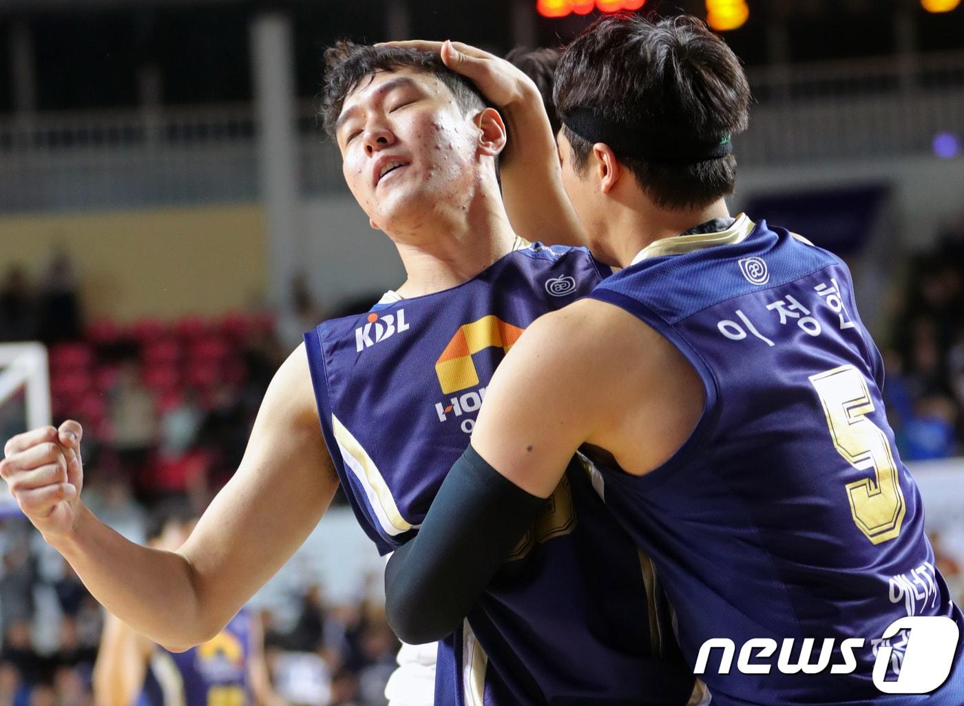 본문 이미지 - 1일 오후 전북 전주시 전주실내체육관에서 열린 2018-2019 프로농구 SKT 5GX KBL 전주KCC와 서울SK의 경기에서 KCC 정희재가 경기 종료 14초를 남기고 결승골을 넣은 뒤 주먹을 꽉 쥐고 있다. 이날 경기에서 KCC가 SK를 86 대 84로 꺾었다.2019.1.1/뉴스 ⓒ News1 문요한 기자