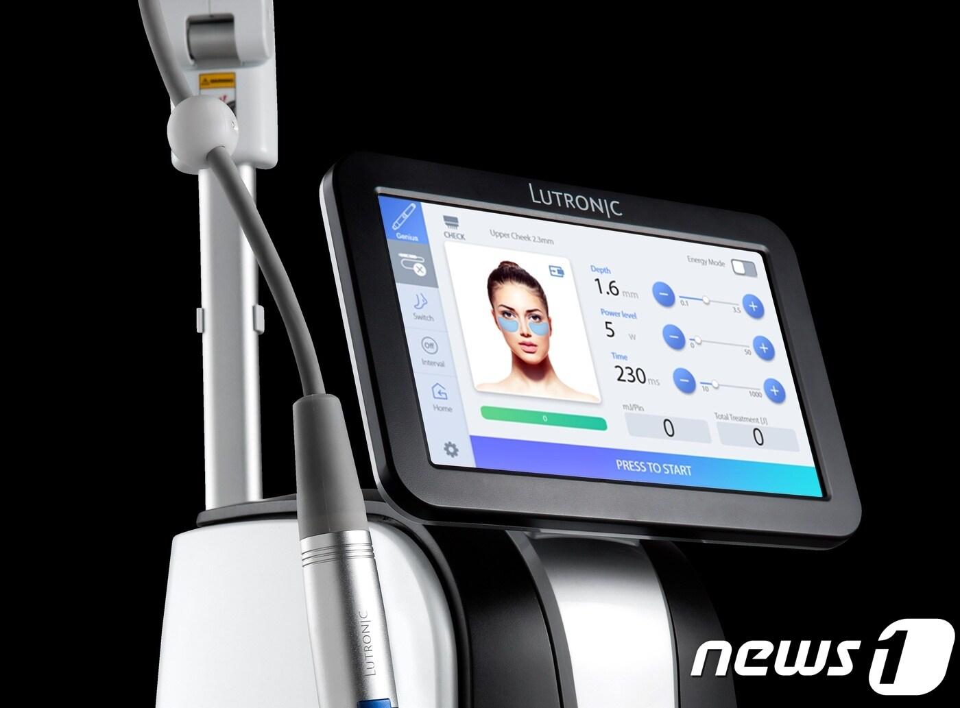 본문 이미지 - 루트로닉이 미국 식품의약국(FDA)으로부터 시판허가를 받은 에스테틱 레이저기기 '루트로닉 지니어스' 모습.ⓒ News1