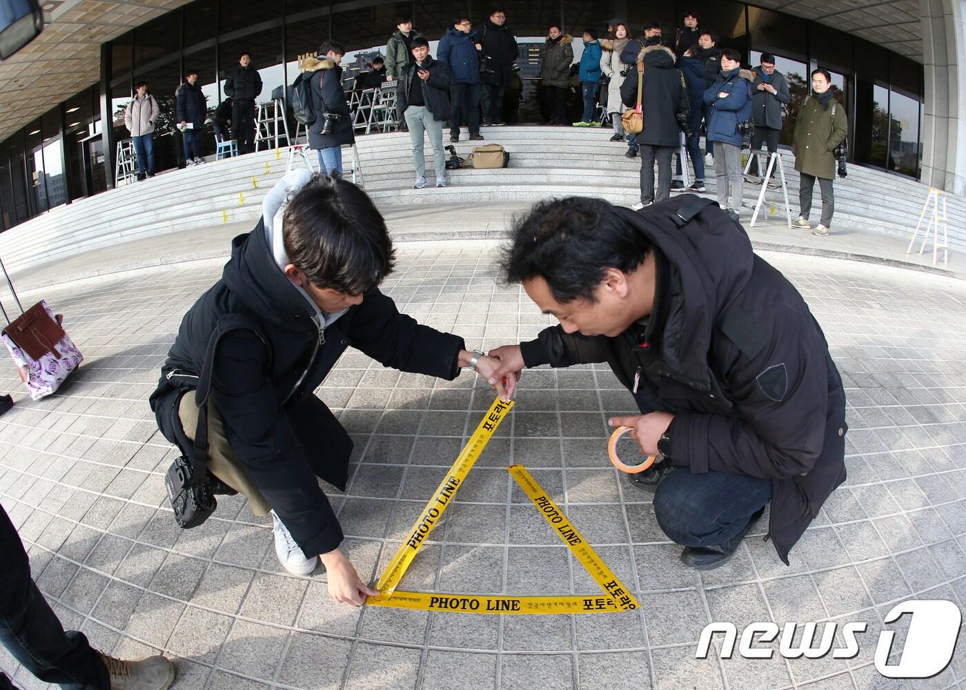 본문 이미지 - 양승태 전 대법원장의 검찰 출석을 하루 앞둔 10일 오후 서울 서초동 서울중앙지검에서 취재진이 포토라인을 설치하고 있다. 2019.1.10/뉴스1 ⓒ News1 이광호 기자