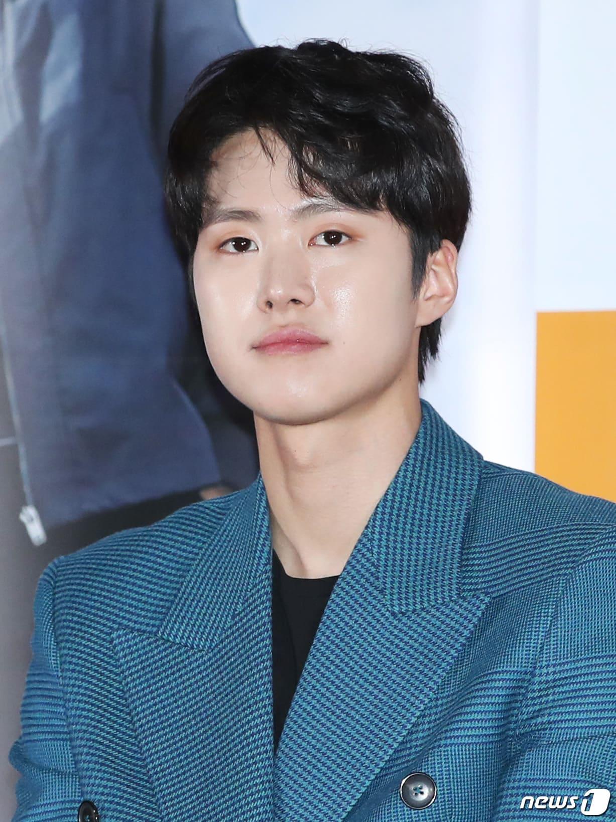 본문 이미지 - 배우 공명이 10일 오후 서울 용산구 CGV 용산아이파크몰에서 열린 영화 ‘극한직업’ 언론시사회에 참석해 매력을 발산하고 있다. ‘극한직업’은 해체 위기의 마약반 형사 5인방이 낮에는 치킨 장사, 밤에는 잠복근무로 기상천외한 위장 창업기를 다룬 영화이다. 2019.1.10/뉴스1 ⓒ News1 권현진 기자