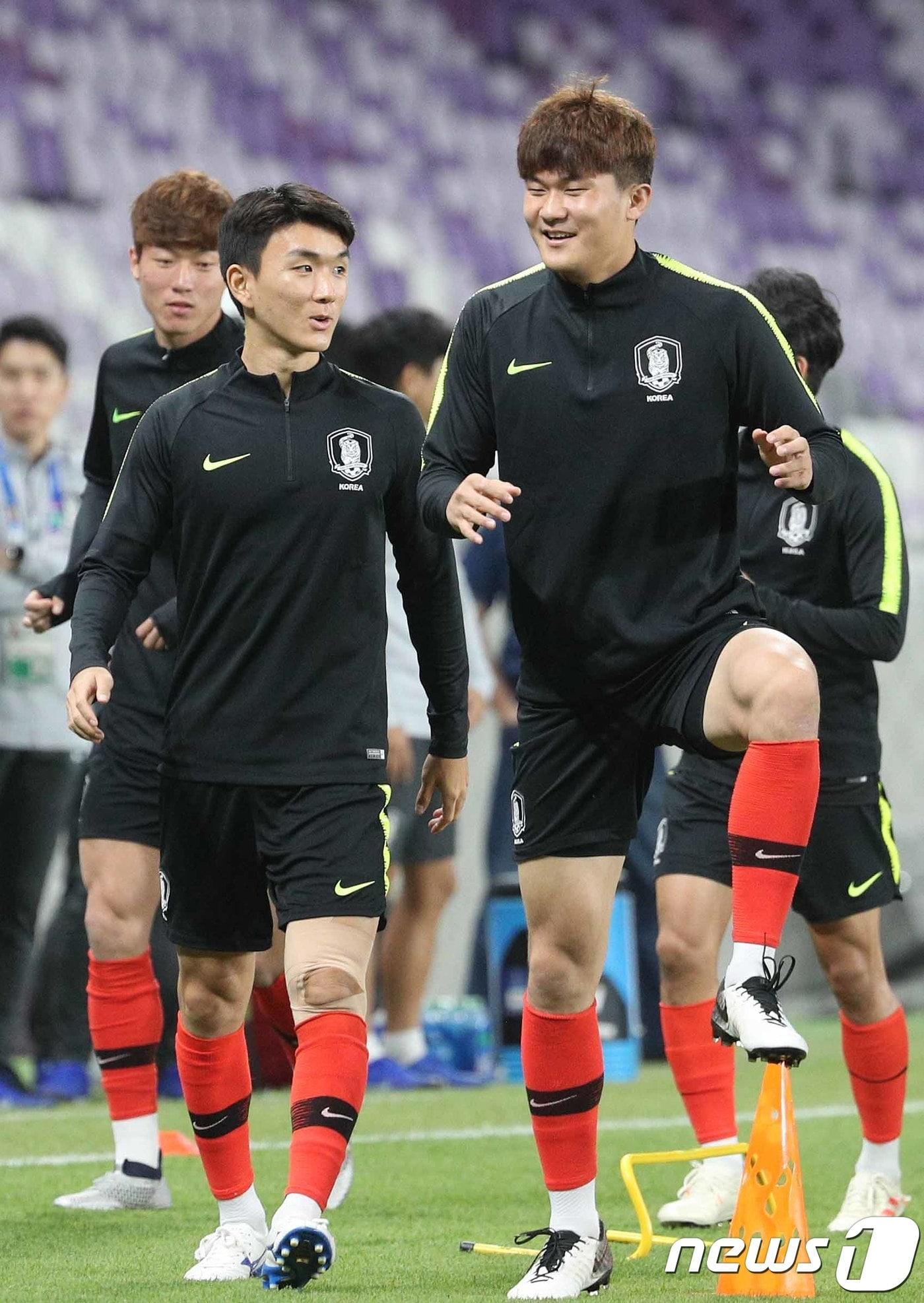 본문 이미지 - 대한민국 축구대표팀 황인범(왼쪽)과 김민재/뉴스1 ⓒ News1 신웅수 기자