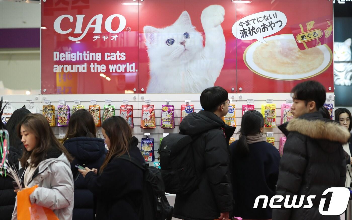 본문 이미지 - 지난 1월 열린 고양이 산업 박람회에서 참가자들이 고양이 사료 등을 둘러보고 있다. /뉴스1 ⓒ News1 허경 기자