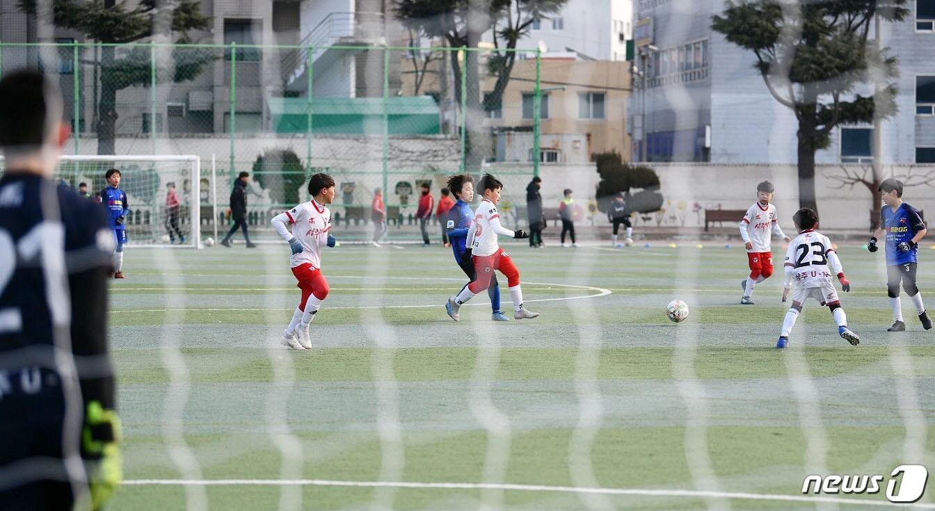 본문 이미지 - 속초서 동계전지훈련하는 축구팀 자료사진.(뉴스1 DB)