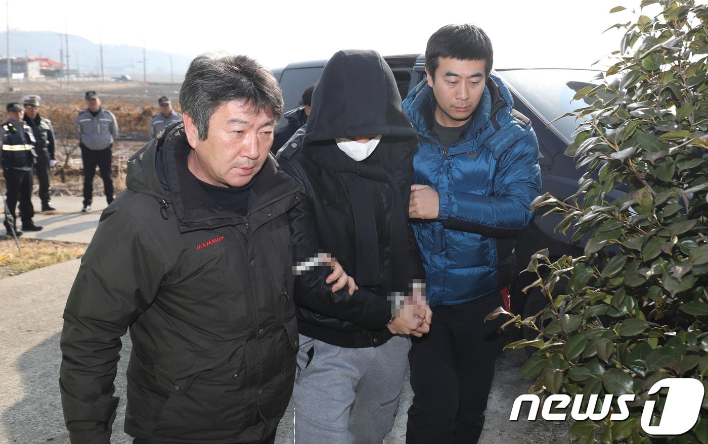 2018년 12월 28일 부친을 살해한 A (31)씨가 현장검증을 하기 위해 2019년 1월 11일 오후 충남 서천군 장항읍  부친의 집으로 들어오고 있다. 2019.1.11/뉴스1 ⓒ News1 DB