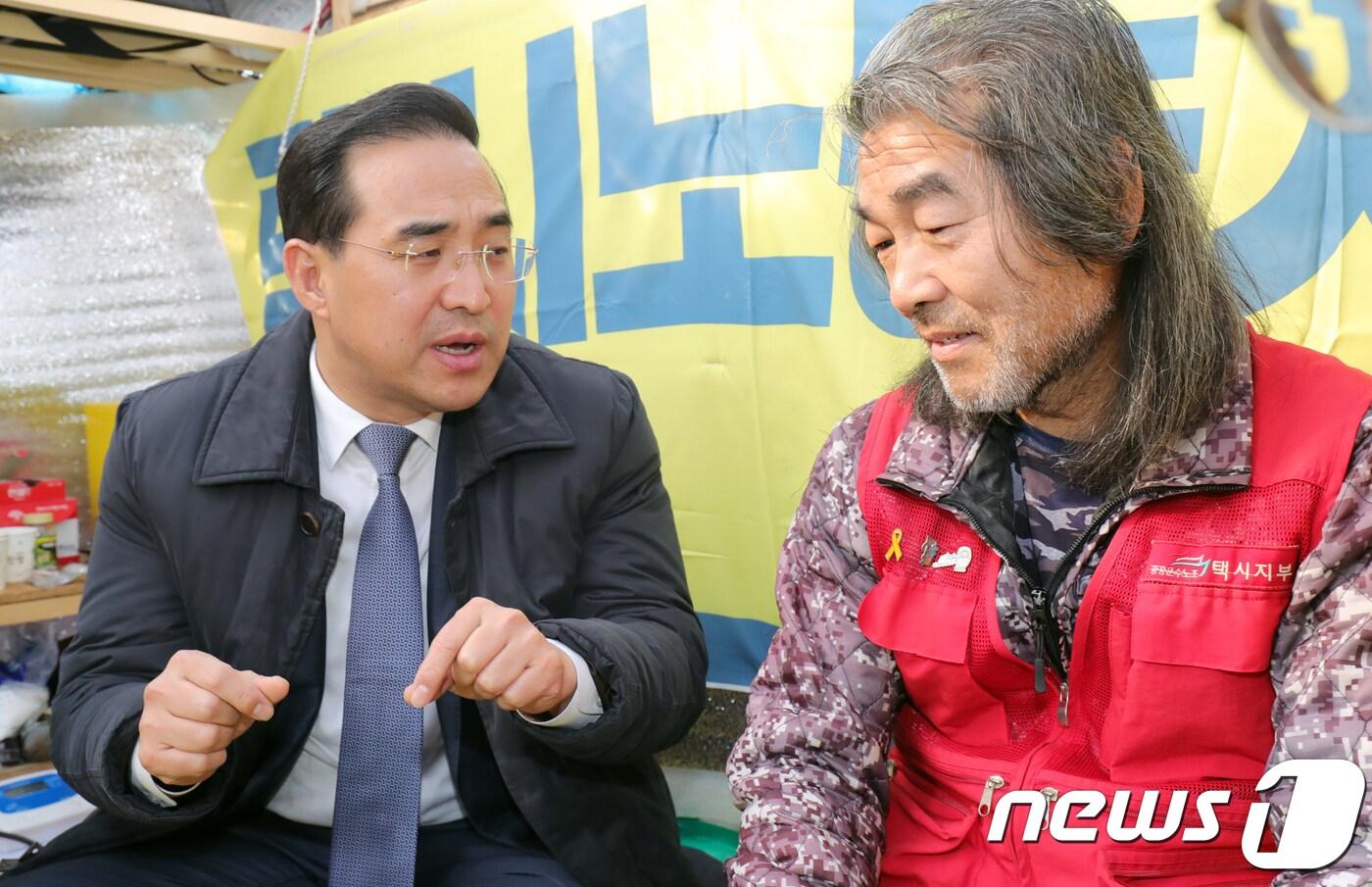 본문 이미지 - 박홍근 더불어민주당 을지키기민생실천위원회 위원장이 11일 전북 전주시 전주시청 광장 조명탑에 설치된 김재주 민주노총 택시노조 전북지회장의 고공농성장을 방문해 김 지회장과 간담회를 갖고 있다. 사납금제도 철폐와 택시전액관리제 도입 등을 주장하며 2017년 9월 4일 고공농성을 시작한 김재주씨는 이날로 농성 495일이 되며 16일 500일을 맞는다.2019.1.11/뉴스1 ⓒ News1 문요한 기자