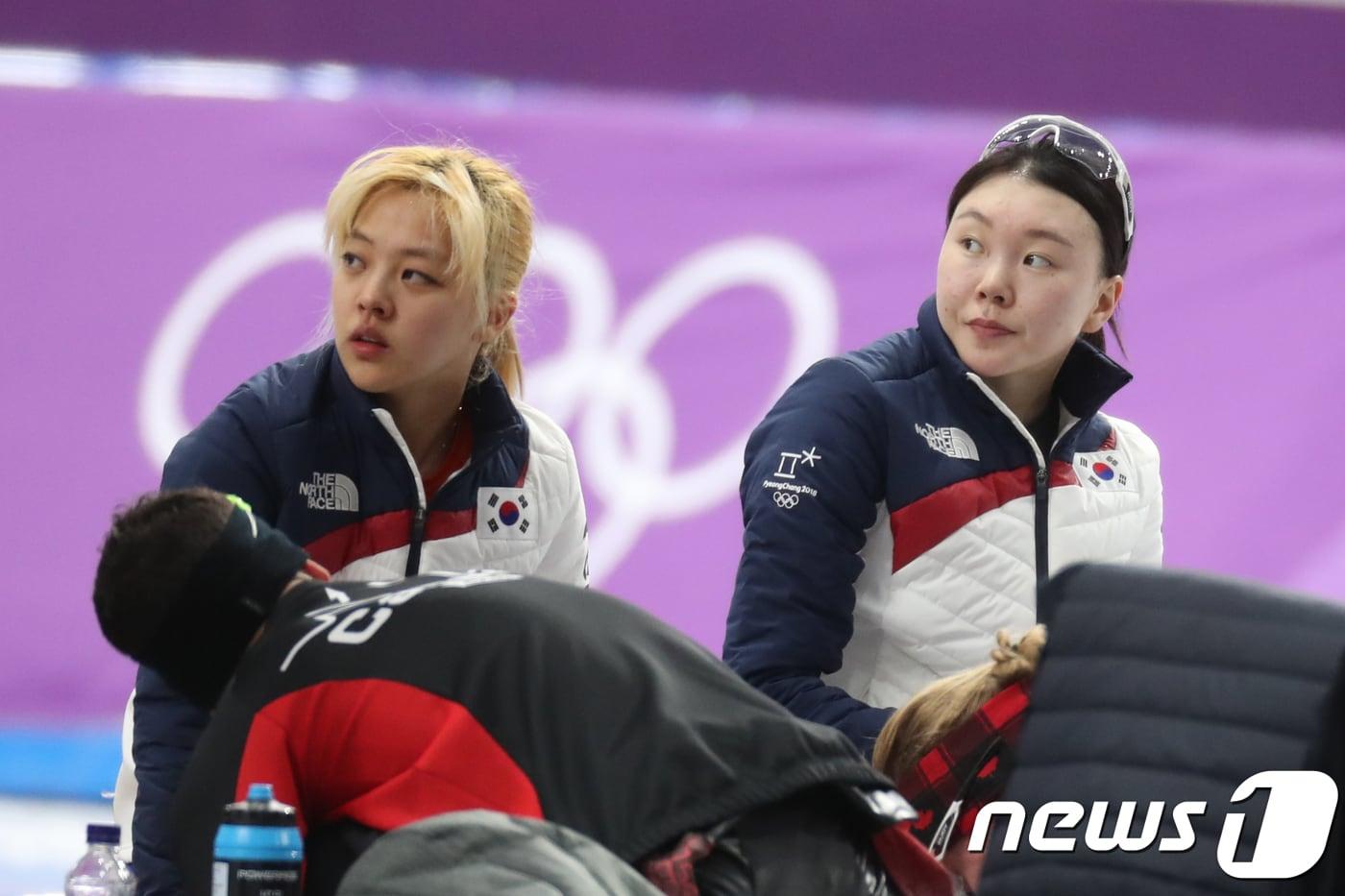 여자 팀추월 대표팀 김보름과 노선영이 지난해 열린 2018 평창동계올림픽 스피드스케이팅 여자 팀추월 순위결정전을 마친 뒤 휴식을 취하는 모습.(뉴스1 DB).2019.1.11/뉴스1 ⓒ News1 이동원 기자