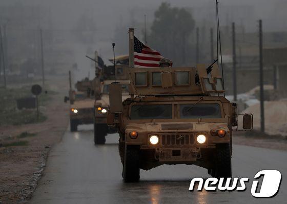본문 이미지 - 시리아 남부에서 줄지어 이동하는 미군 차량. (자료사진) ⓒ AFP=뉴스1