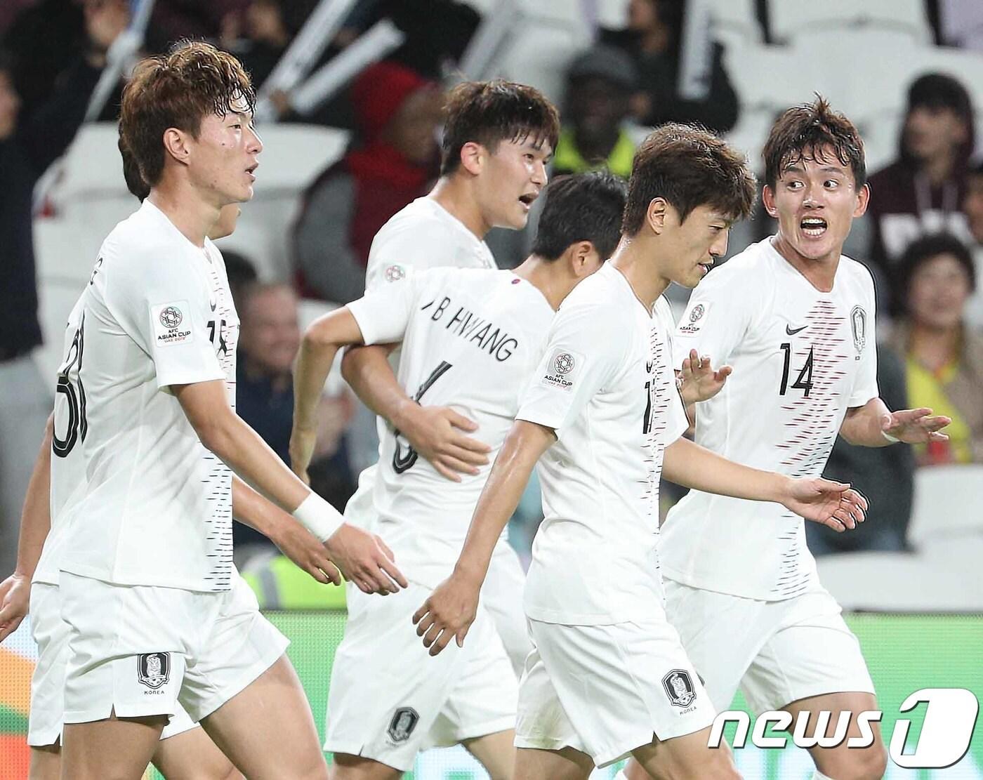 본문 이미지 - 대한민국 축구대표팀 김민재가 11일 오후(현지시간) 아랍에미리트(UAE) 알 아인 하자빈 자예드 스타디움에서 열린 2019 아시아축구연맹(AFC) 아시안컵 C조 조별리그 2차전 대한민국과 키르기스스탄과의 경기에서 선제골을 동료들의 축하를 받고 있다. 2019.1.12/뉴스1 ⓒ News1 신웅수 기자