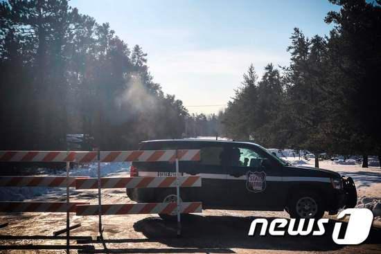 본문 이미지 - 제이미 클로스가 발견된 장소에 서 있는 경찰차. ⓒ AFP=뉴스1