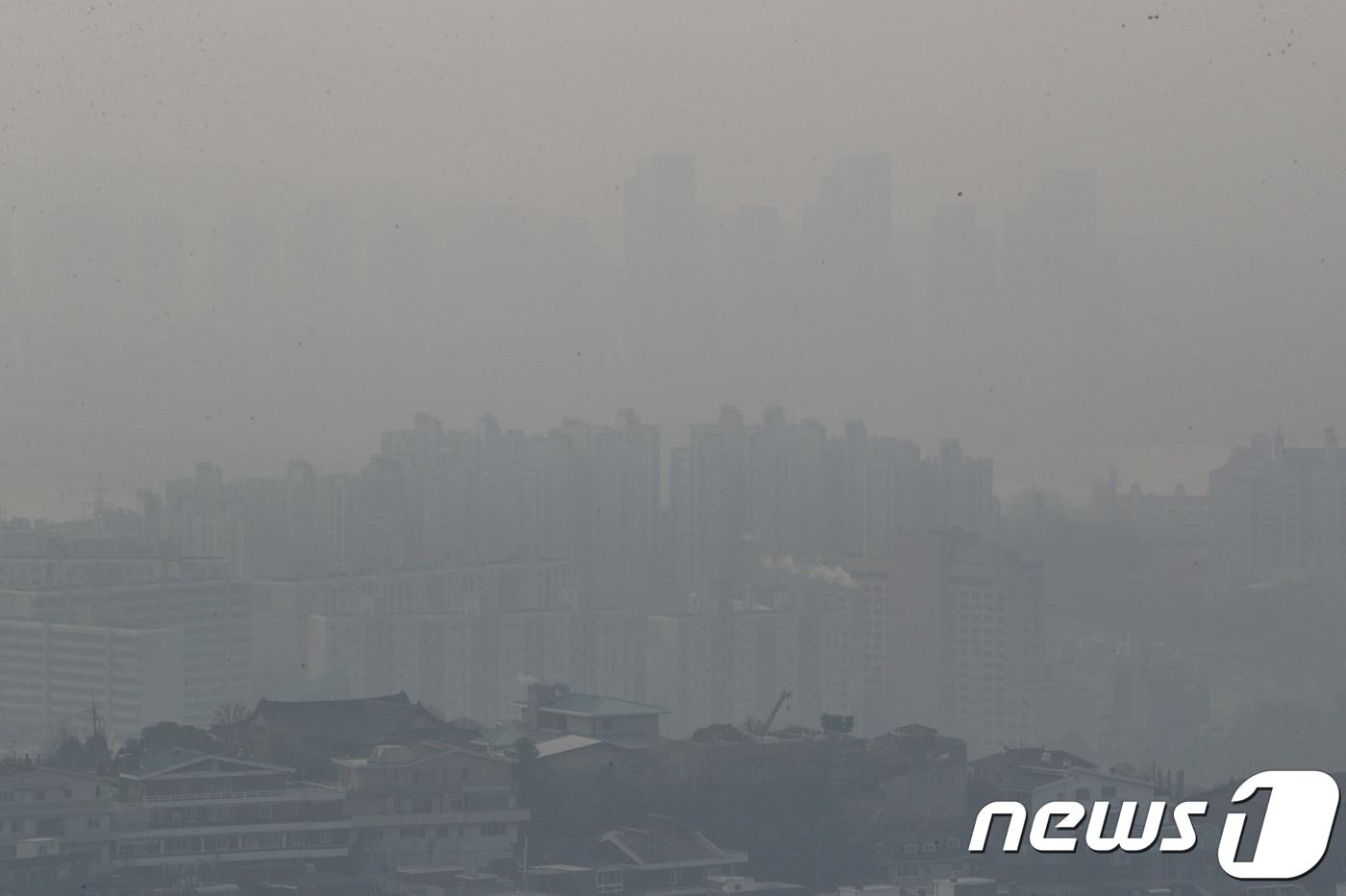 본문 이미지 - 전국 대부분 지역에 미세먼지가 기승을 부리고 있는 12일 오전 서울 중구 남산에서 바라본 서울 도심이 뿌옇다. 2019.1.12/뉴스1 ⓒ News1 성동훈 기자