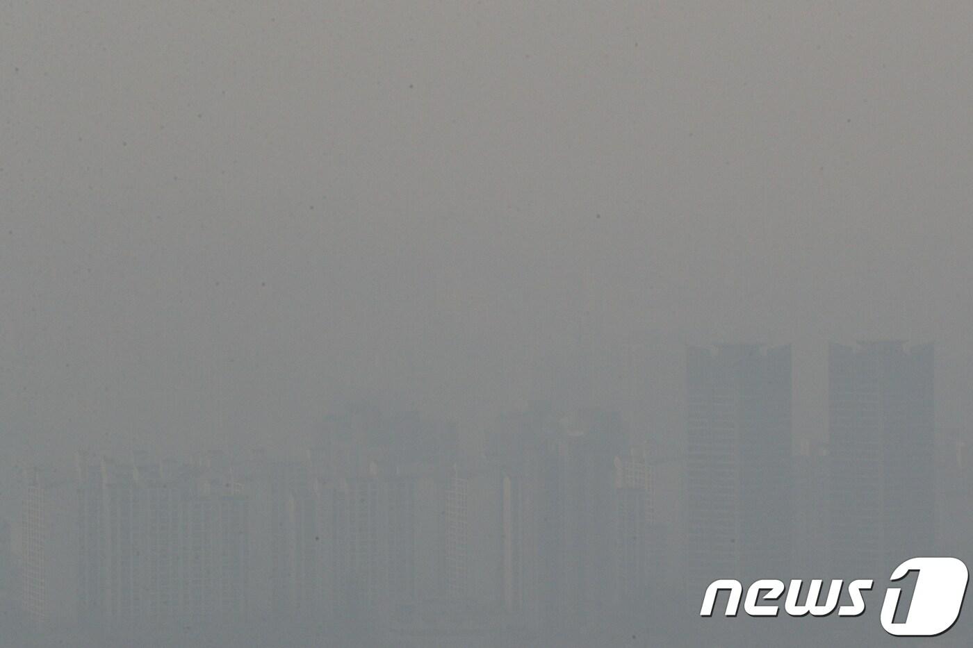 본문 이미지 - 전국 대부분 지역에 미세먼지가 기승을 부리고 있는 12일 오전 서울 중구 남산에서 바라본 서울 도심이 뿌옇다. 2019.1.12 ⓒ News1 성동훈 기자