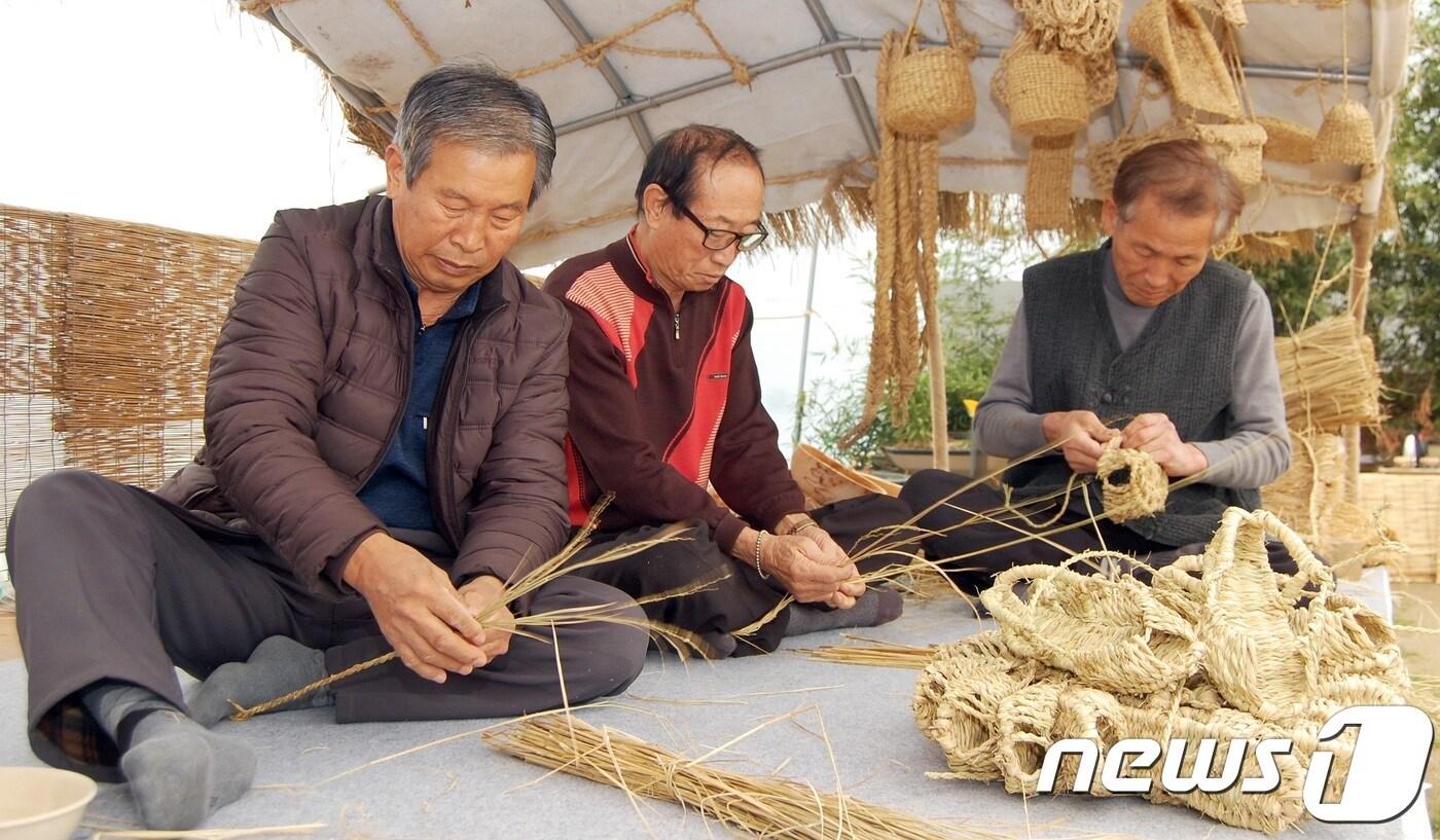 12일 충북 증평민속체험박물관에서 마을 주민들이 농한기를 맞아 삼삼오오 모여 미투리 등 짚풀 공예품을 만드는 등 분주한 모습이다. 2019.1.11/뉴스1 ⓒ News1 김정수 기자