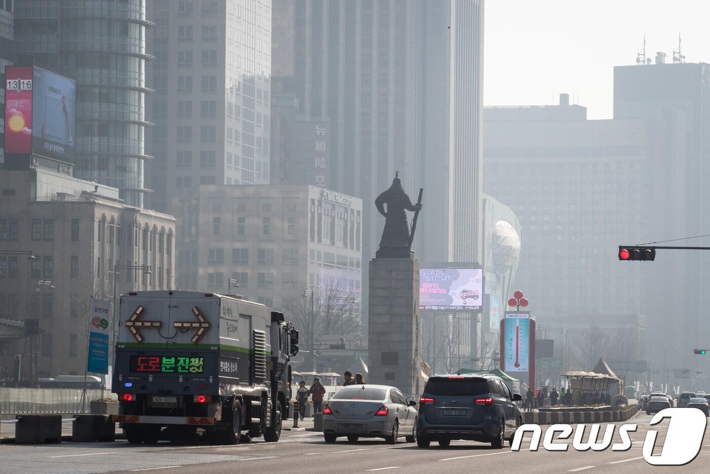 본문 이미지 - 수도권에 미세먼지 저감조치가 시행된 13일 서울 광화문 세종대로에서 먼지흡입 청소차가 먼지 저감 작업을 하고 있다. . 2019.1.13/뉴스1 ⓒ News1 유승관 기자