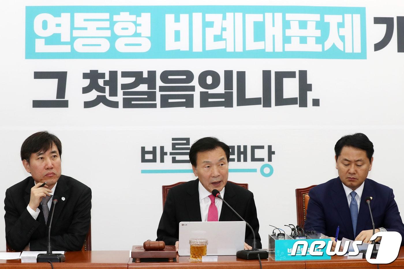 본문 이미지 - 손학규 바른미래당 대표가 14일 서울 여의도 국회에서 열린 최고위원회의에 참석해 모두발언을 하고 있다. 2018.1.14/뉴스1 ⓒ News1 민경석 기자