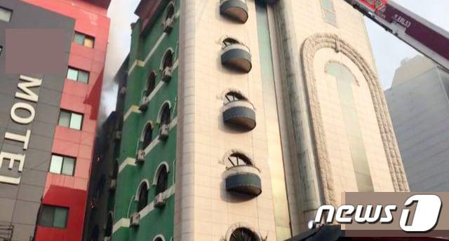 본문 이미지 - 14일 오전 10시24분쯤 강원 원주시 단계동의 한 모텔에서 화재가 발생했다. 2019.1.14/뉴스1 ⓒ News1 노정은 기자