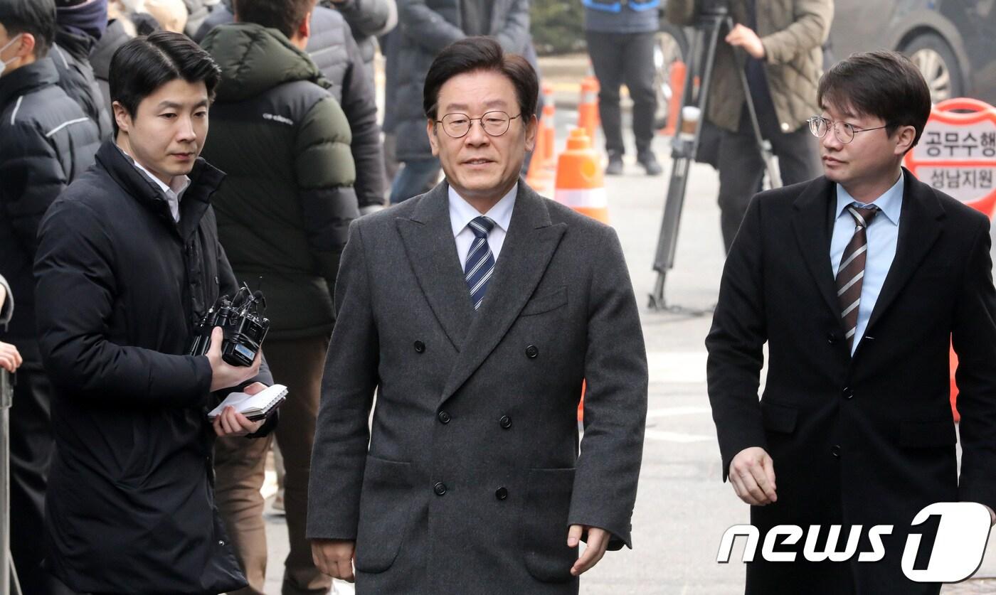 공직선거법 위반 등 혐의로 기소된 이재명 경기도지사가 14일 오후 경기도 성남시 수정구 수원지방법원 성남지원에서 열린 두번째 공판에 출석하고 있다. 이 지사는 친형 故 이재선씨 강제입원, 검사 사칭, 대장동 허위 선거 공보물 사건과 관련 직권남용과 공직선거법 위반 혐의로 지난달 11일 불구속 기소 됐다. 2019.1.14/뉴스1 ⓒ News1 오장환 기자