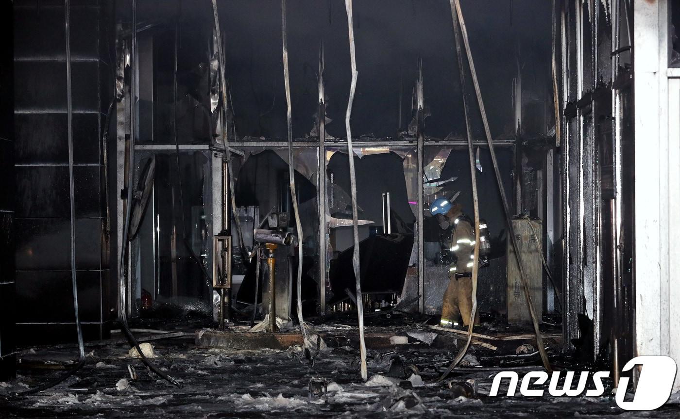 충남 천안시 서북구 쌍용동 라마다앙코르 호텔 화재발생 현장. .2019.1.14/뉴스1 ⓒ News1 박정호 기자