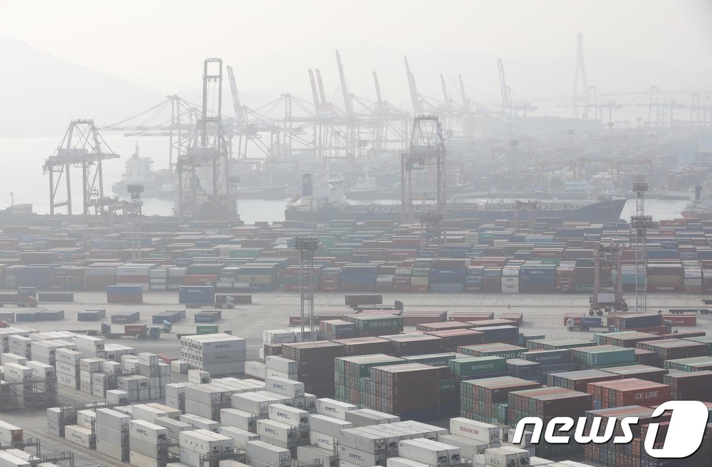 지난 15일 부산광역시 신선대부두가 미세먼지로 뿌옇게 보이고 있다.  ⓒ News1 여주연 기자