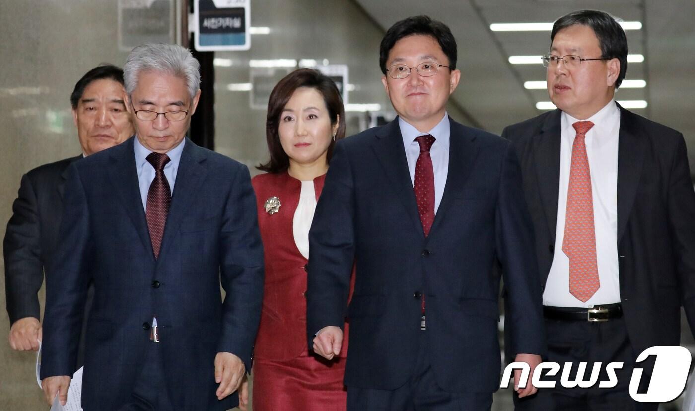본문 이미지 - 김용태 자유한국당 사무총장과 조직강화특별위원회 위원들이 15일 서울 여의도 국회에서 열린 기자간담회장으로 향하고 있다. 2019.1.15/뉴스1 ⓒ News1 김명섭 기자