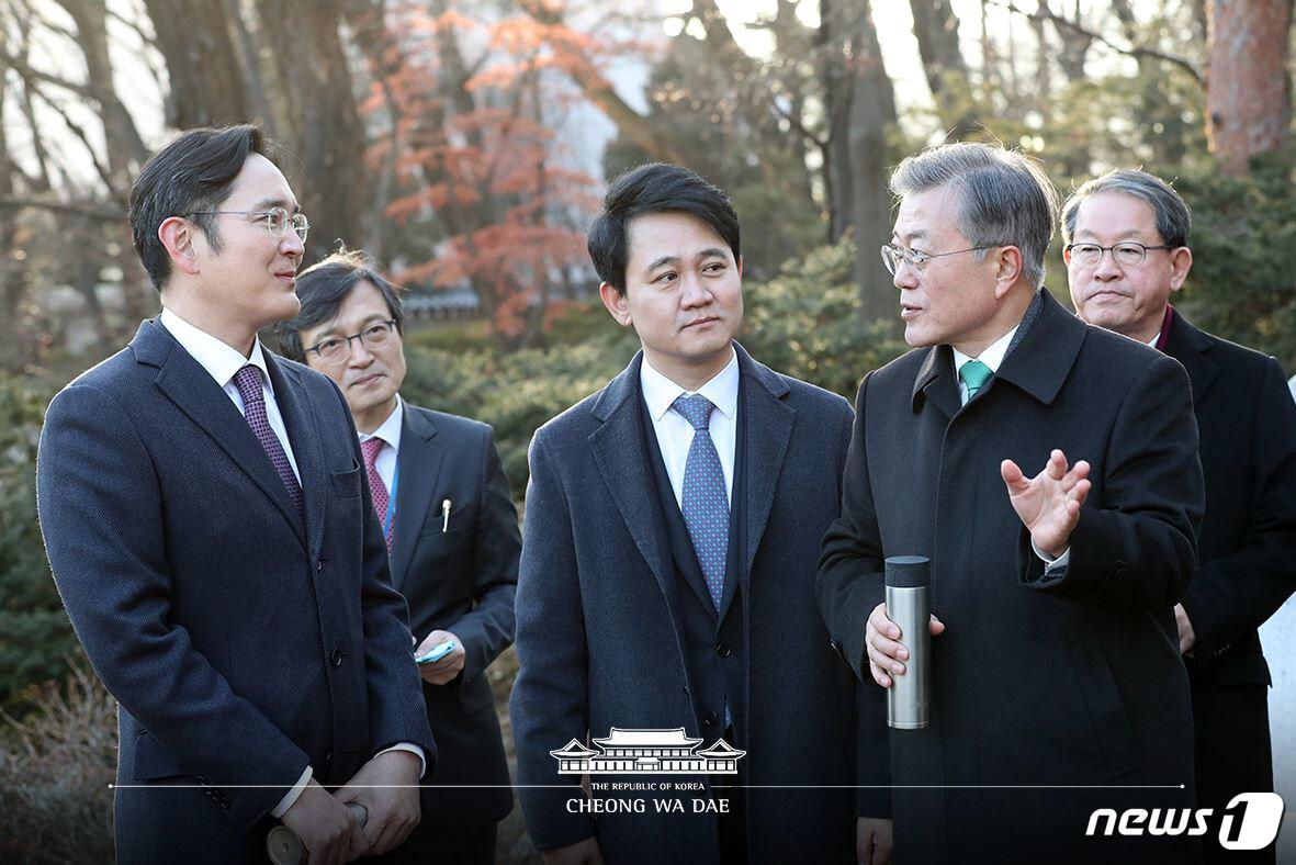 본문 이미지 - 문재인 대통령이 1월15일 청와대 영빈관에서 ‘2019 기업인과의 대화’를 마친 뒤 참석 기업인들과 본관 앞을 산책하며 이야기를 나누고 있다. (청와대 페이스북)2019.1.15/뉴스1