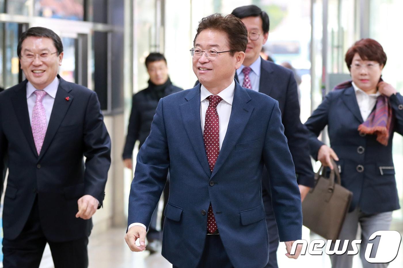 본문 이미지 - 대구·경북 상생협력을 위한 시장-도지사 2차 교환근무가 이뤄진 16일 오전 일일 대구시장을 맡은 이철우 경북도지사가 대구시청으로 출근하고 있다.2019.1.16/뉴스1 ⓒ News1 공정식 기자