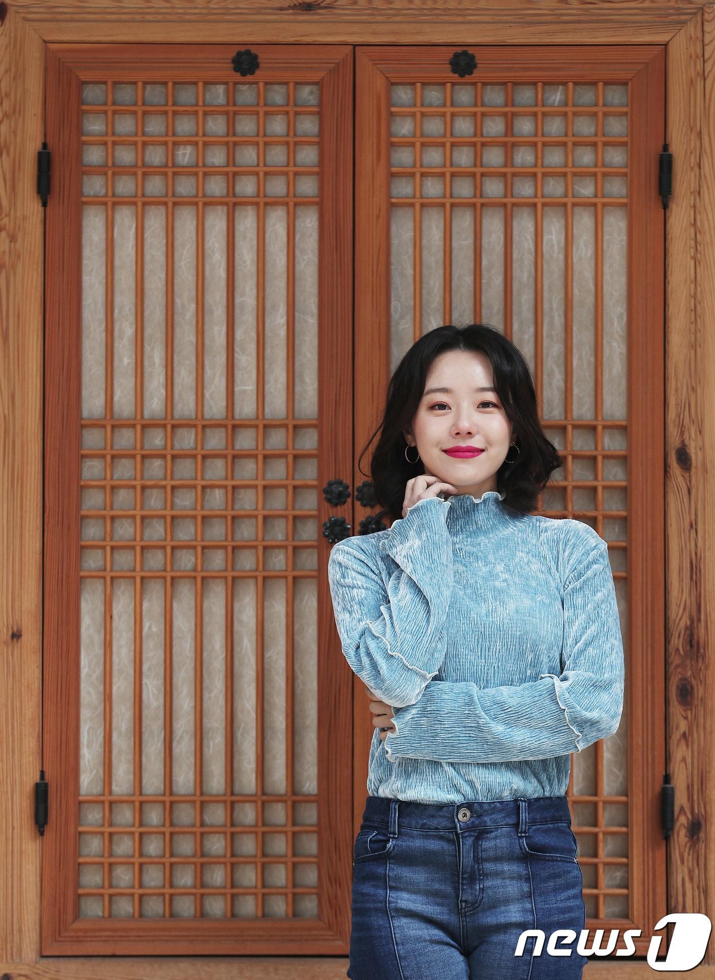 본문 이미지 - 드라마 알함브라 궁전의 추억에 출연한 배우 이시원이 뉴스1과 인터뷰를 하기 전 포즈를 취하고 있다. /뉴스1 ⓒ News1 이재명 기자