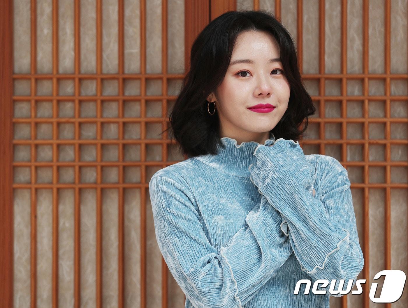 본문 이미지 - 드라마 알함브라 궁전의 추억에 출연한 배우 이시원이 뉴스1과 인터뷰를 하기 전 포즈를 취하고 있다. /뉴스1 ⓒ News1 이재명 기자