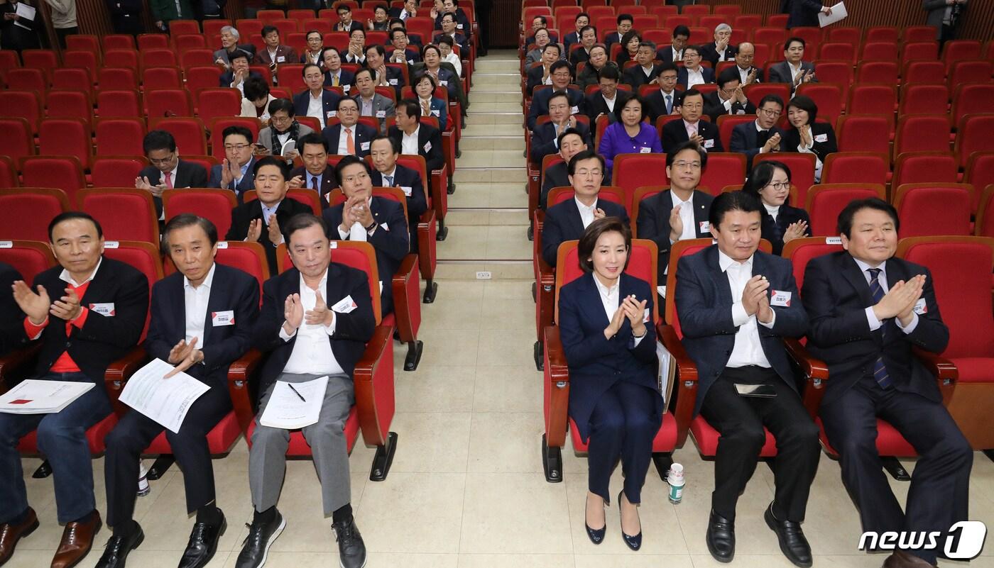 본문 이미지 - 김병준 자유한국당 비상대책위원장, 나경원 원내대표를 비롯한 주요 당직자 및 의원들이 16일 오후 경기도 과천시 중앙동 국가공무원인재개발원에서 열린 2019 자유한국당 국회의원 연찬회에서 박수를 치고 있다. 2019.1.16/뉴스1 ⓒ News1 오장환 기자
