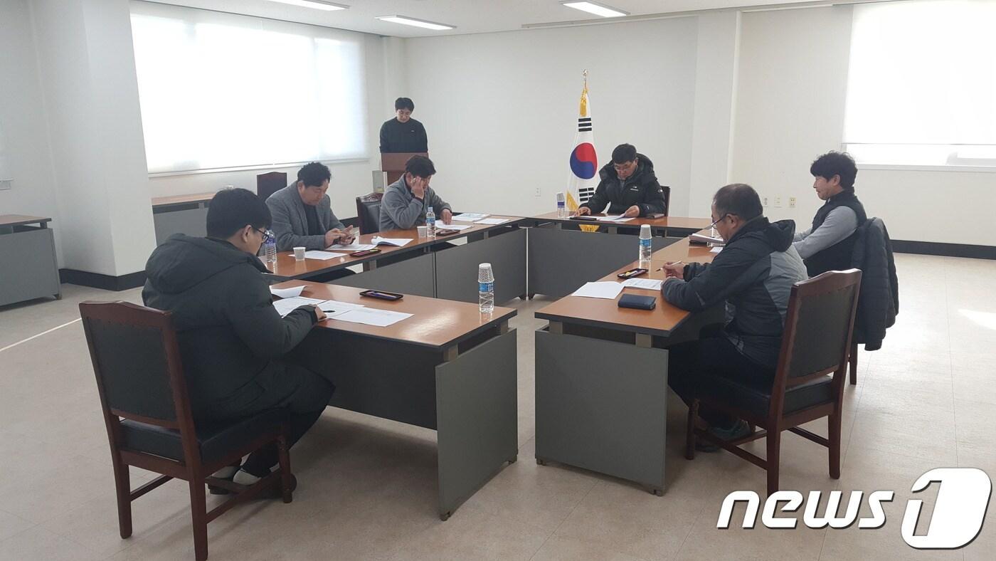 본문 이미지 - 충북도체육회는 종합 순위 10위를 목표로 오는 19일부터 22일까지 열리는 제100회 전국동계체육대회에 134명의 선수단을 파견한다고 11일 밝혔다. 사진은 지난달 16일 열린 전국동계체육대회 전략 및 경기력 샹상을 위한 전무이사 회의 모습ⓒ News1