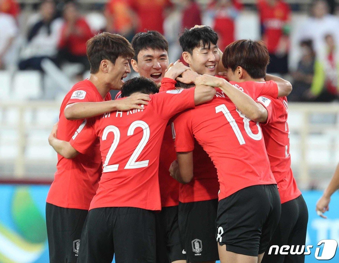 본문 이미지 - 대한민국 축구대표팀 황의조가 16일 오후(현지시간) 아랍에미리트연합(UAE) 아부다비 알냐얀 스타디움에서 열린 2019 아시아축구연맹(AFC) 아시안컵 C조 조별리그 3차전 대한민국과 중국의 경기에서 페널티킥으로 선제골을 넣은 후 손흥민 등 동료들과 기쁨을 나누고 있다. 2019.1.16/뉴스1 ⓒ News1 신웅수 기자