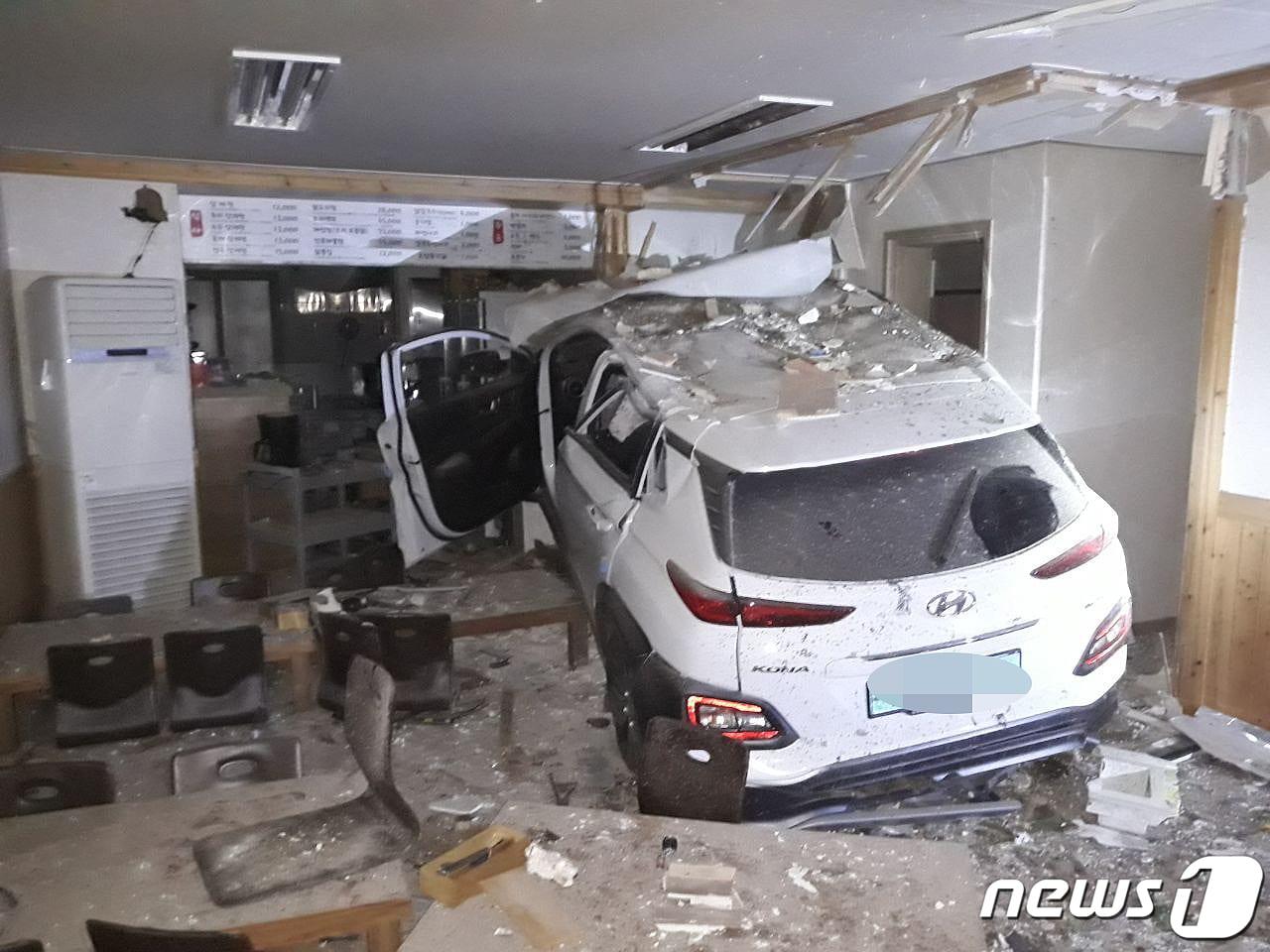 본문 이미지 - 제주의 전기차 사고현장 (자료사진) (제주소방서 제공)2019.1.17./뉴스1 ⓒ News1 오미란 기자