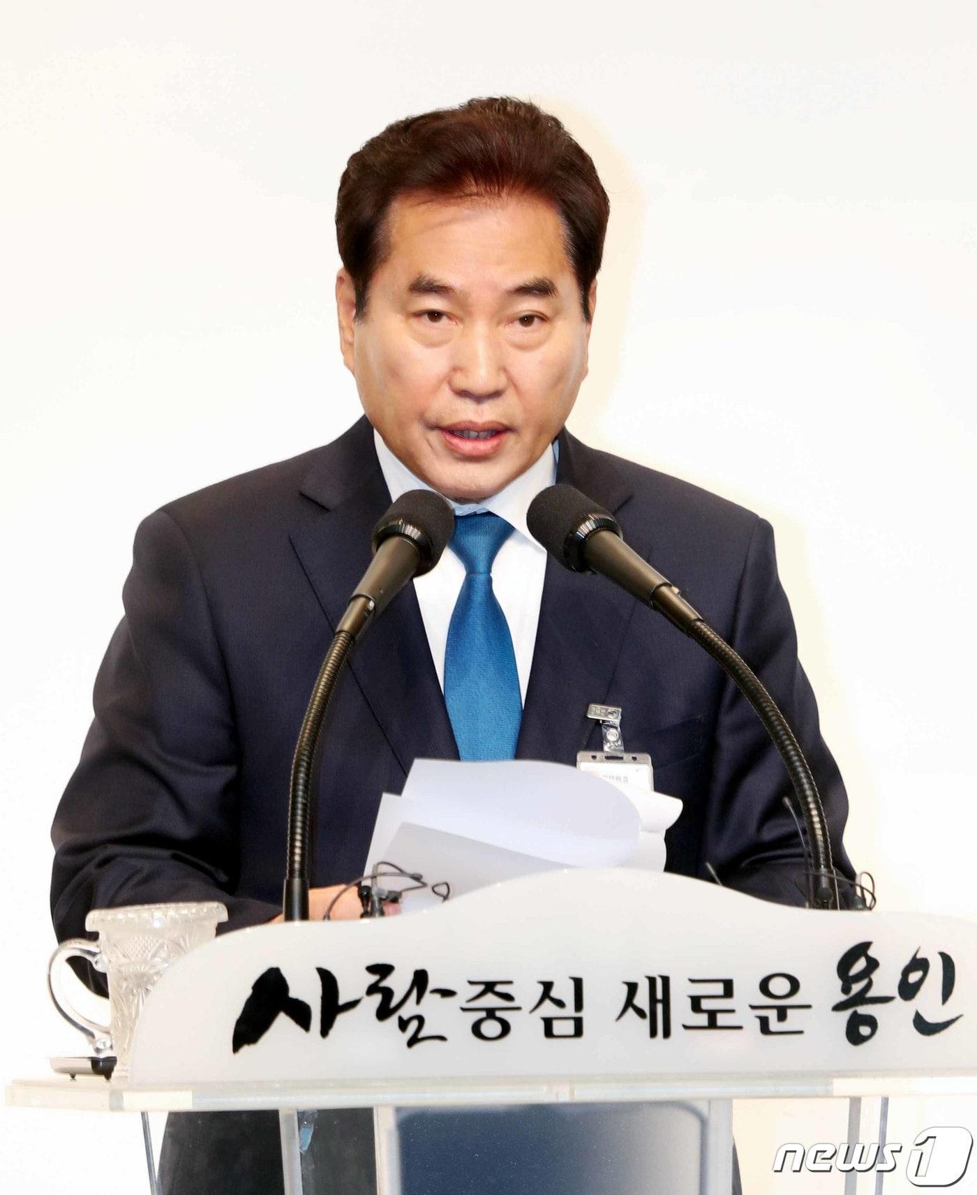 본문 이미지 - 백군기 용인시장이 기자간담회에서 반도체 클러스터 유치, 플랫폼시티 조성 등 올해 중요 시정계획을 발표하고 있다.(용인시 제공) ⓒ News1 김평석 기자
