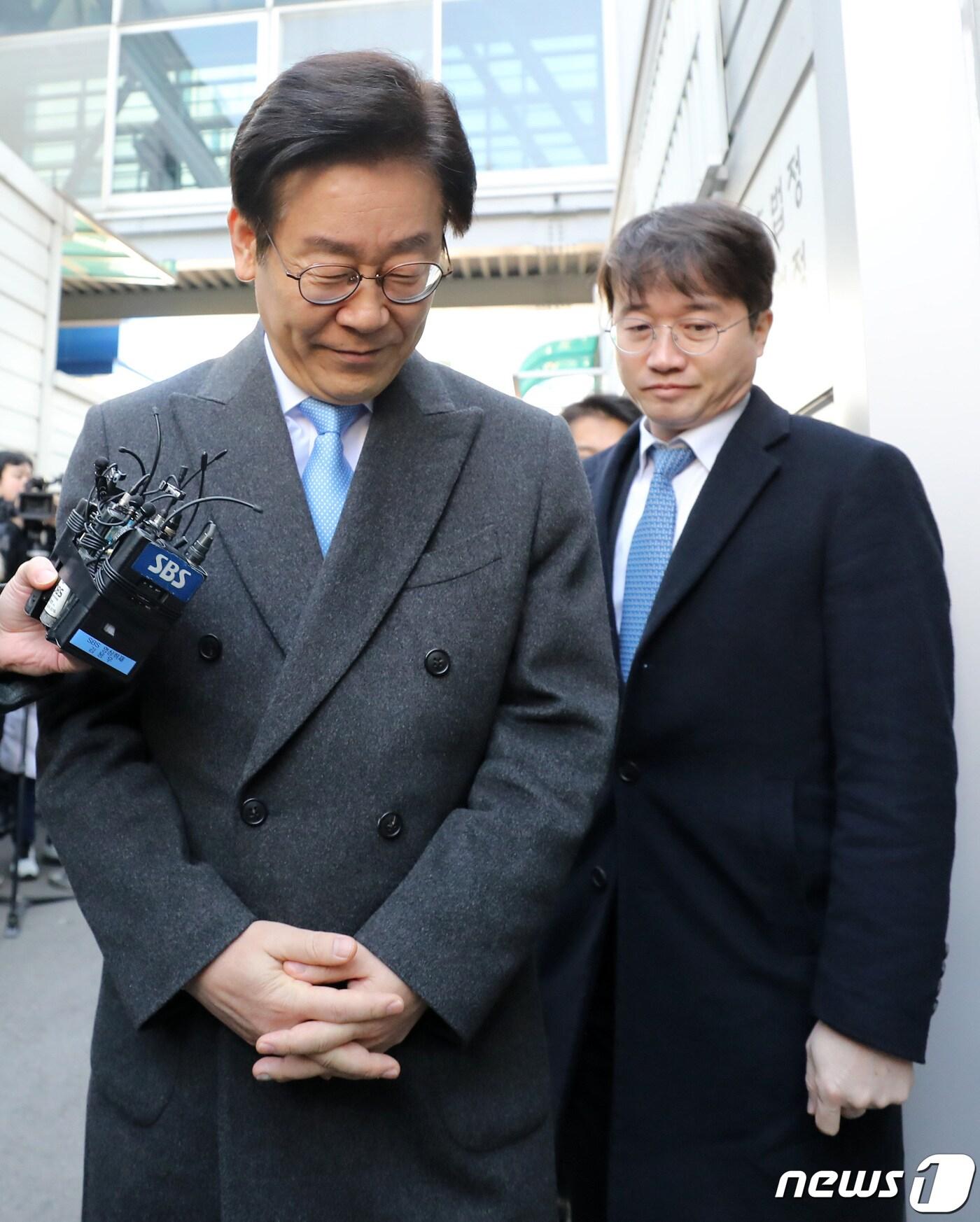 본문 이미지 - 공직선거법 위반 등 혐의로 기소된 이재명 경기도지사가 17일 오후 경기도 성남시 수정구 수원지방법원 성남지원에서 열린 세번째 공판에 출석하고 있다. 이 지사는 친형 故 이재선씨 강제입원, 검사 사칭, 대장동 허위 선거 공보물 사건과 관련 직권남용과 공직선거법 위반 혐의로 지난달 11일 불구속 기소 됐다. 2019.1.17/뉴스1 ⓒ News1 오장환 기자