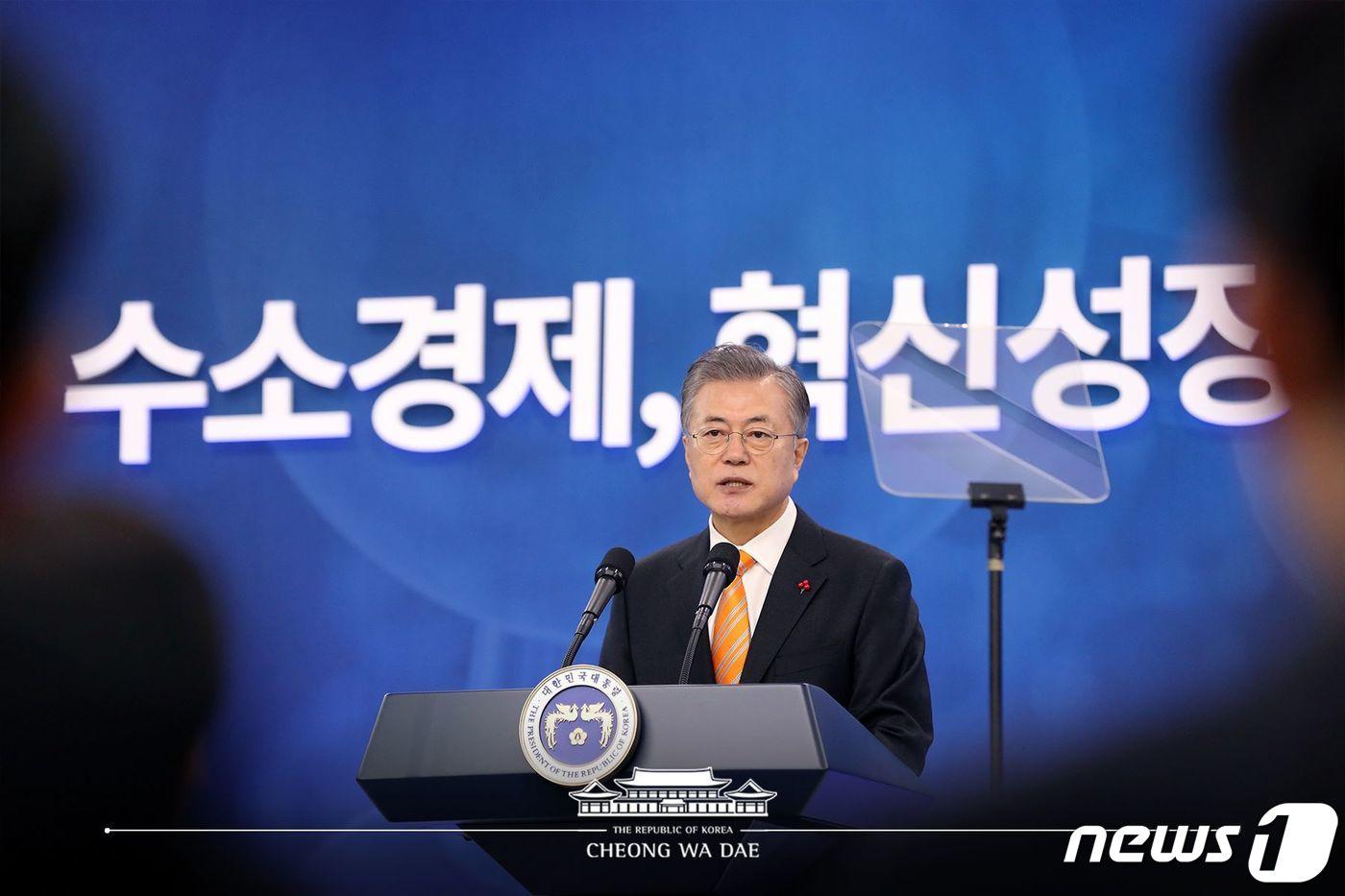 본문 이미지 - 문재인 대통령이 지난 1월17일 울산 남구 울산시청에서 열린 전국경제투어 '수소경제와 미래에너지, 울산에서 시작됩니다' 수소경제 전략보고회에서 인사말하고 있다.  (청와대 페이스북) 2019.1.17/뉴스1