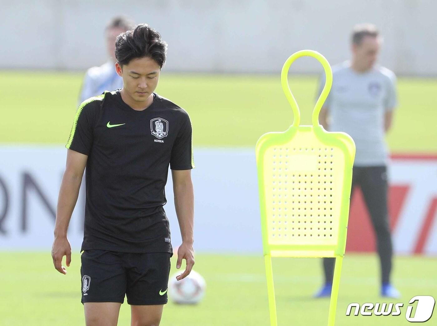 본문 이미지 - 대한민국 아시안컵 축구대표팀 이승우가 지난 1월 18일 오전(현지시간) 아랍에미리트연합(UAE) 두바이 NAS 스포츠 컴플렉스에서 훈련을 하고 있다. 오른쪽 뒤는 파울루 벤투 감독. /뉴스1 ⓒ News1 신웅수 기자