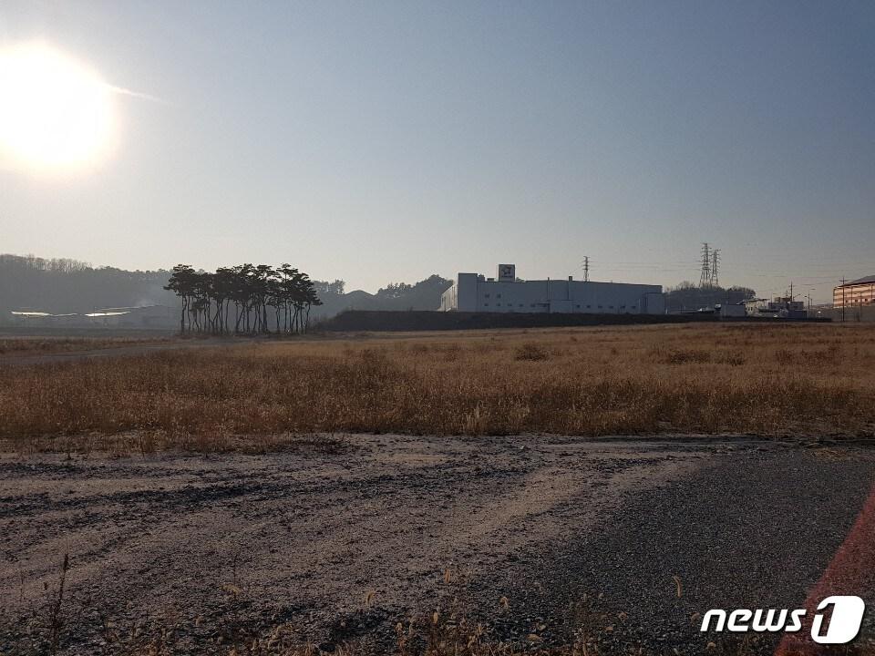 본문 이미지 - (주)아워홈이  분양 만  받고  사용하지  않고  있는  제천산단  부지.ⓒ 뉴스1