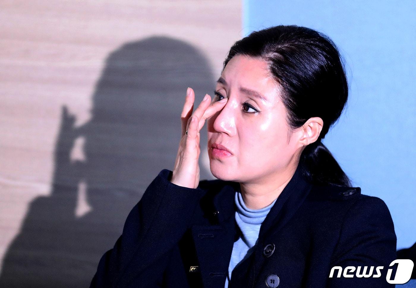 본문 이미지 - 동물권단체 '케어' 박소연 대표가 19일 오전 서울 서초구의 한 빌딩에서 구조동물 비밀 안락사 파문과 관련해 입장을 밝히며 개 도살 관련 영상을 보는 도중 눈물을 흘리고 있다. 2019.1.19/뉴스1 ⓒ News1 이재명 기자