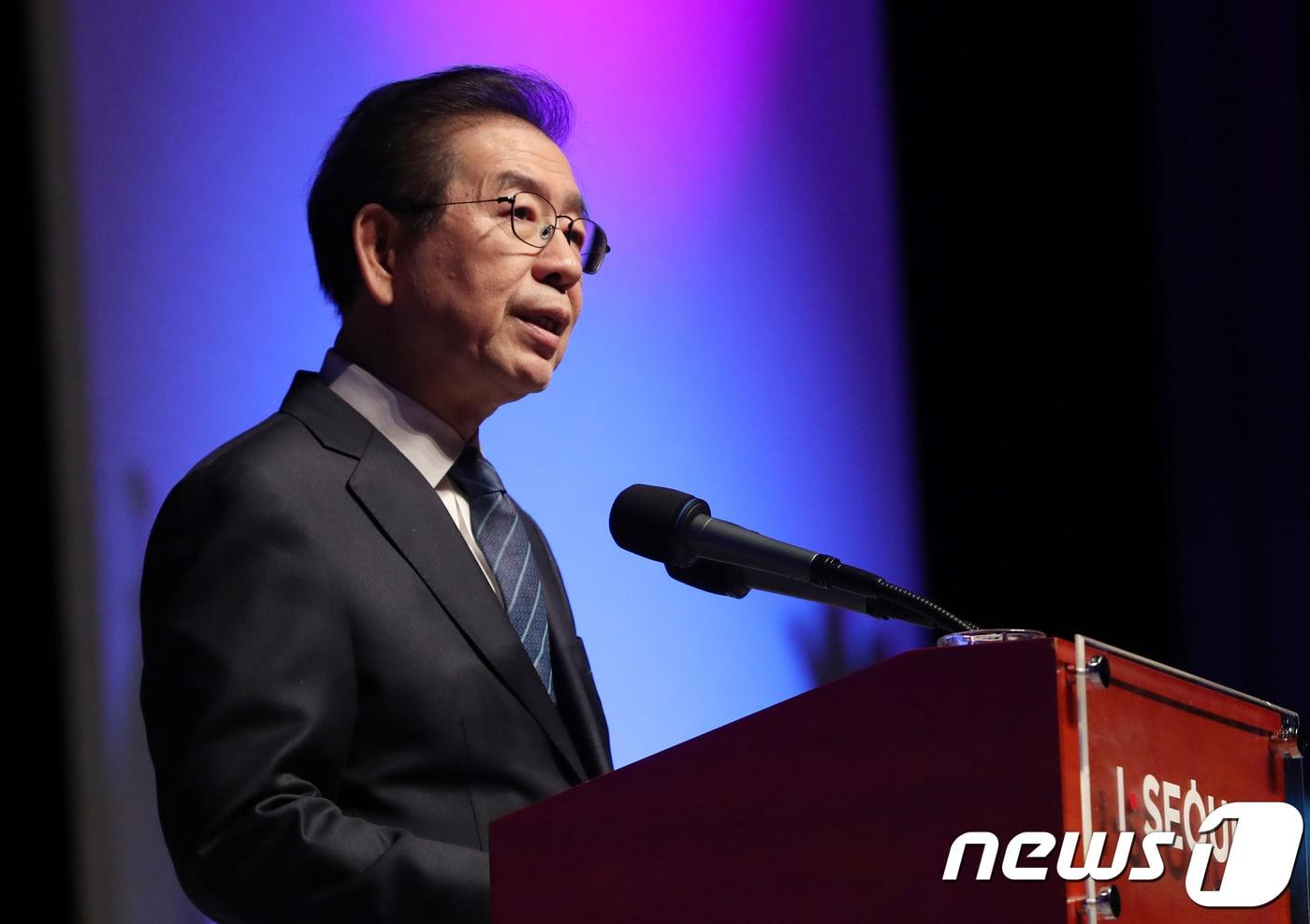 본문 이미지 - 박원순 서울시장이 2일 오전 서울 세종문화회관 대극장에서 열린 2019 서울특별시 시무식에서 신년사를 하고 있다. 2019.1.2/뉴스1 ⓒ News1 박정호 기자