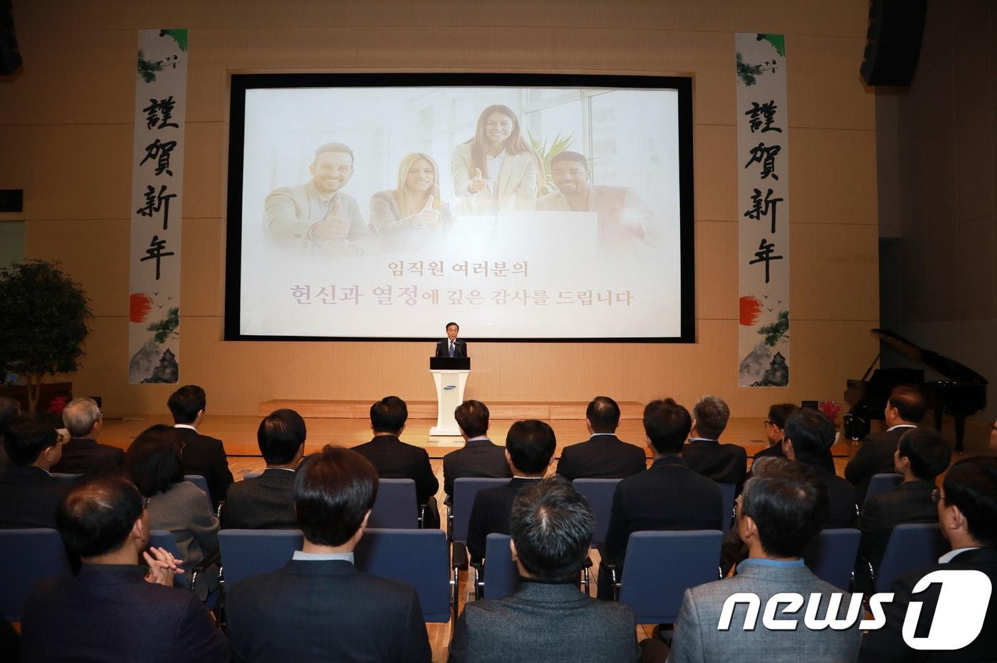 본문 이미지 - 김기남 삼성전자 대표이사 부회장이 2일 경기도 수원 삼성 디지털 시티에서 열린 시무식에서 신년사를 하고 있다. (삼성전자 제공) 2019.1.2/뉴스1