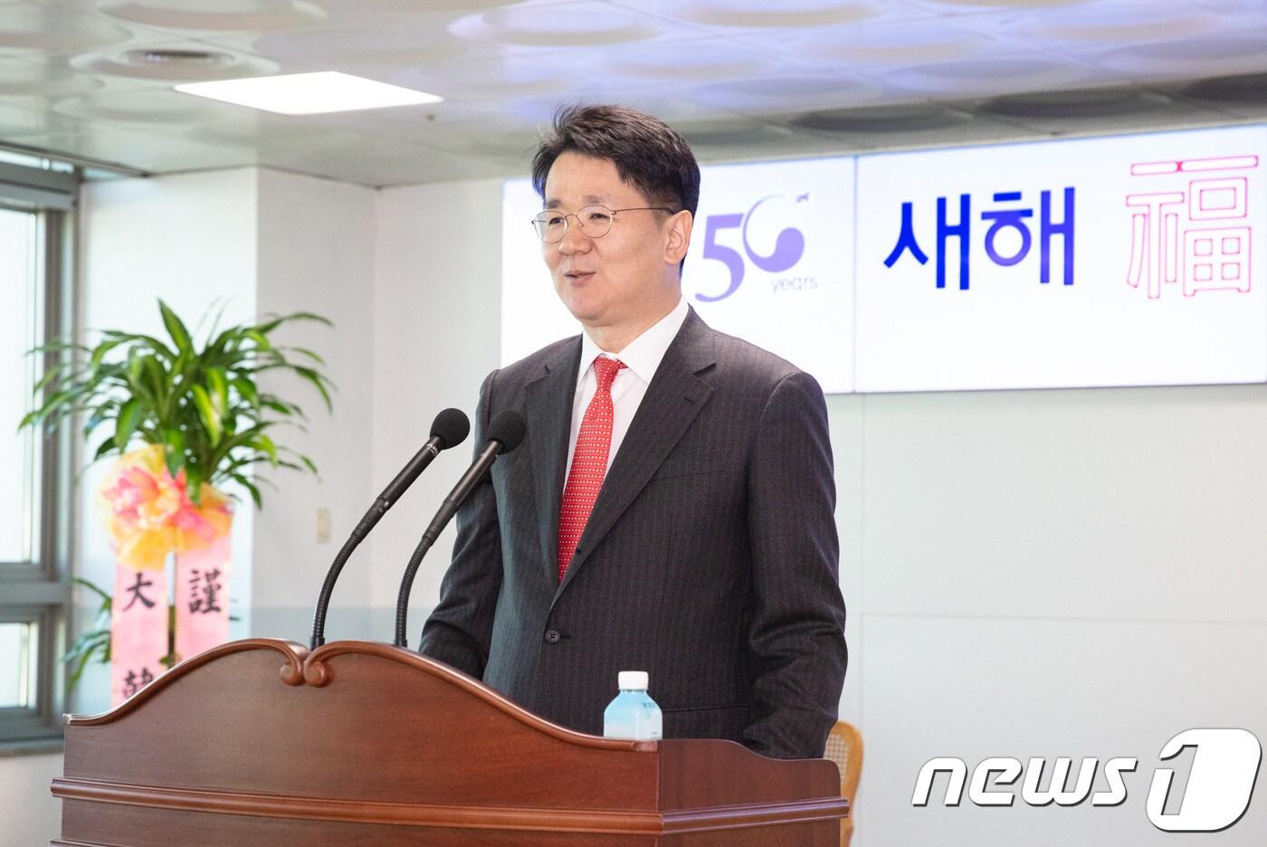 조원태 대한항공 조원태 사장이 2일 오전, 서울 공항동 대한항공 본사에서 열린 시무식에서 직원들에게 신년사를 하고 있다.(대한항공 제공)ⓒ News1