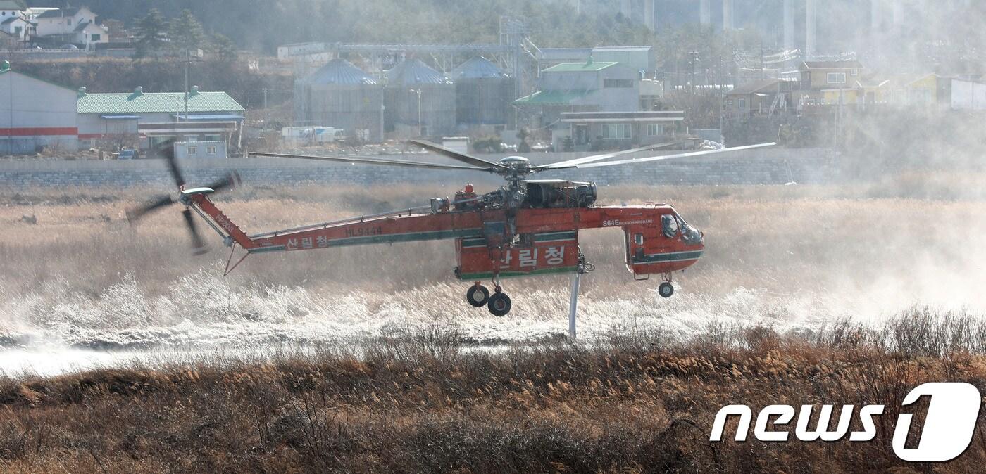산불 진화작업 중인 산림청 헬기 ⓒ News1 고재교 기자