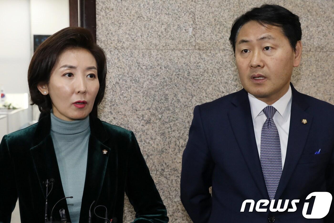 본문 이미지 - 나경원 자유한국당 원내대표와 김관영 바른미래당 원내대표가 2일 서울 여의도 국회 한국당 원내대표실에서 회동을 마친 뒤 취재진의 질문에 답하고 있다. 2019.1.2/뉴스1 ⓒ News1 민경석 기자