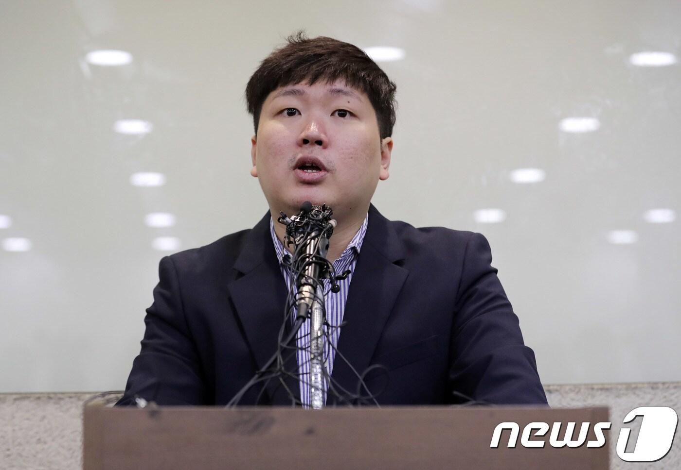 본문 이미지 - 신재민 전 기획재정부 사무관이 2일 오후 서울 강남구 역삼동의 한 빌딩에서 입장을 밝히고 있다. 신 전 사무관은 최근 자신의 유튜브를 통해 KT&G 사장 교체에 청와대가 개입했다는 문건을 입수했고 이를 언론사에 제보했다고 밝혔다. 또 청와대가 기재부에 4조원 규모의 적자국채를 추가 발행하라고 강압적으로 지시했다고 폭로했다. 그는 지난 2014년부터 기재부에서 근무하며 국고금 관리 총괄 등의 업무를 담당했으며 지난해 7월 공직을 떠났다. 2019.1.2/뉴스1 ⓒ News1 이재명 기자