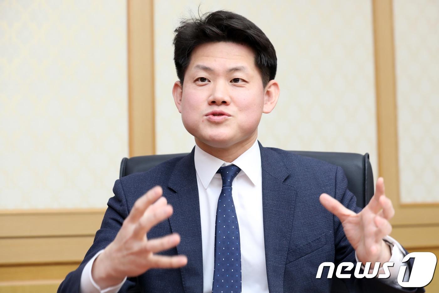 본문 이미지 - 장지용 사법정책연구원 연구위원(판사)이 지난 2일 경기 고양시 일산동구 사법정책연구원에서 뉴스1과 인터뷰를 하고 있다. 2019.1.2/뉴스1 ⓒ News1 황기선 기자