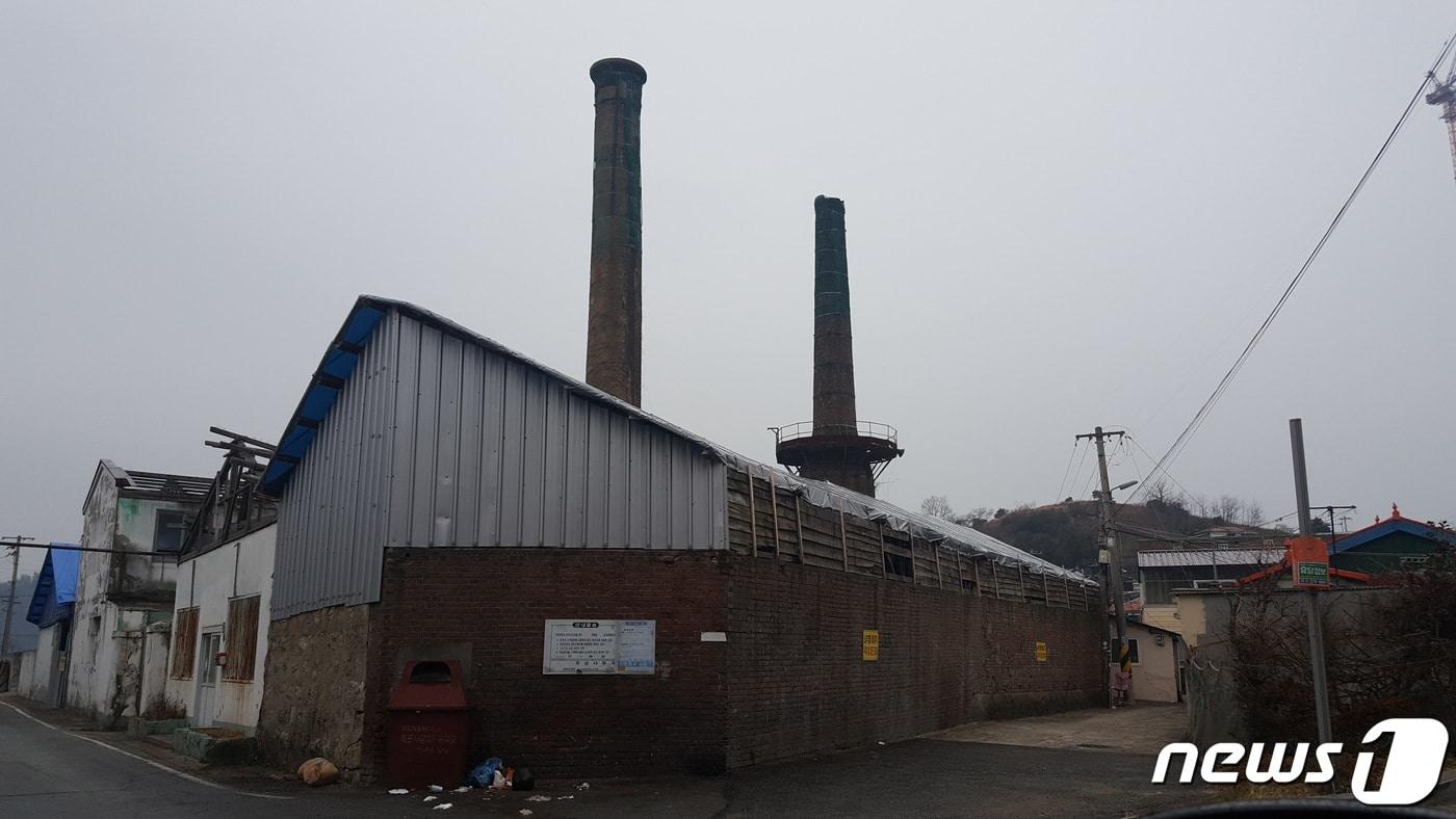본문 이미지 - 목포 서산온금지구에 있는 조선내화공장 굴뚝./뉴스1