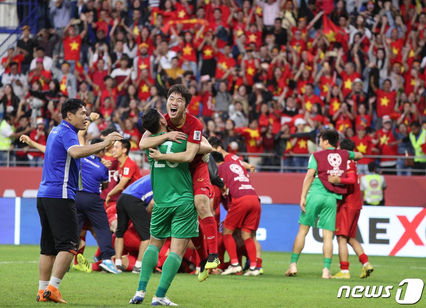 본문 이미지 - 베트남 축구대표팀 선수들이 20일 오후(현지시간) 아랍에미리트연합(UAE) 두바이 알 막툼 스타디움에서 열린 2019 아시아축구연맹(AFC) 아시안컵 16강 베트남과 요르단의 경기 승부차기에서 승리한 후 기뻐하고 있다.2019.1.20/뉴스1 ⓒ News1 신웅수 기자