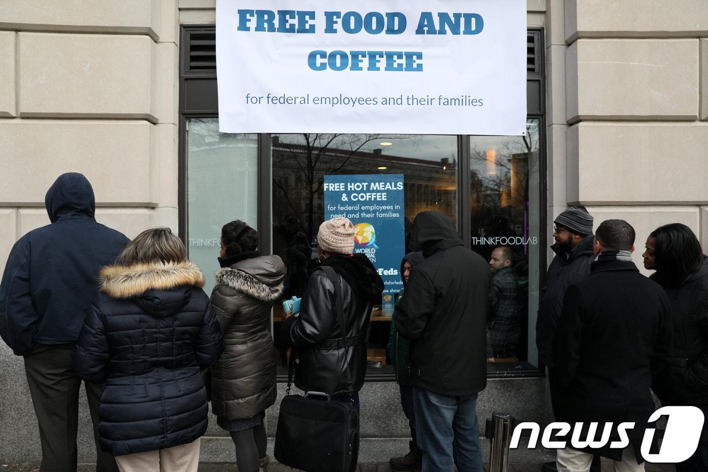 미국 연방정부 셧다운(일시적 업무정지)이 30일째로 최장기간 이어지면서 연방정부 공무원들이 무료 식사를 위해 줄을 서고 있다. ⓒ 로이터=뉴스1