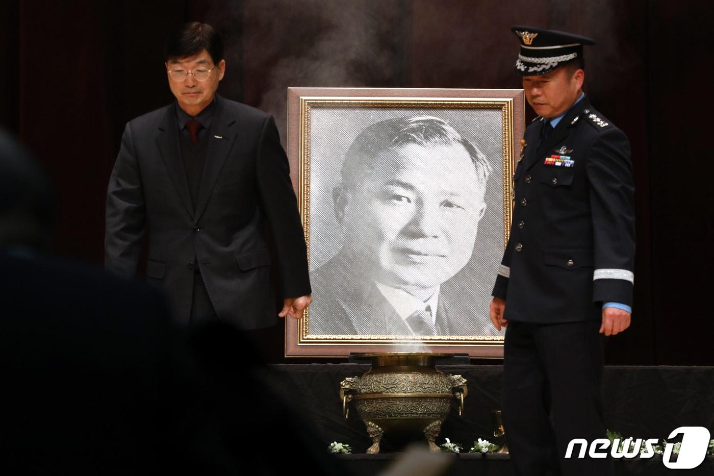 본문 이미지 - 지난 2019년 열린 계원 노백린 장군 93주기 추모식에서 참석자들이 헌화하고 있다.ⓒ 뉴스1 이광호 기자