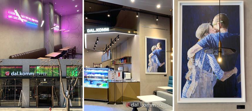 본문 이미지 - 달콤커피 강남 국기원사거리점, 매장에 전시된 박지오 화백의 ‘사랑하는 사람 Lover(오른쪽 사진)’ ⓒ 뉴스1